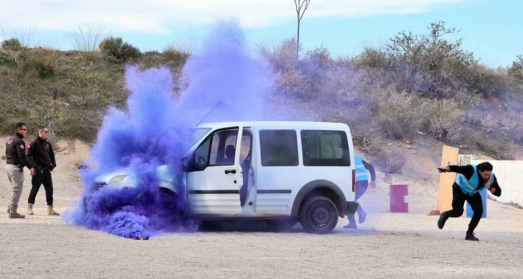 Yerli Lara Croft, karanlıkta hedefi 12'den vuruyor! Polis eğitmeni Nisa Aydın'ın müdahale teknikleri nefesleri kesiyor 16